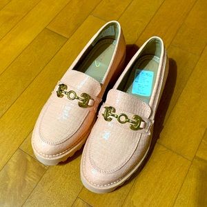 Absolutely new women shoes size 7 this style in trend